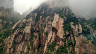 云雾缭绕的险峻山峰