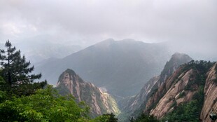 云雾缭绕的壮美山峦