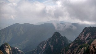 壮丽山峦云雾间