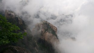 云雾缭绕的壮丽山峰