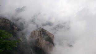 云雾缭绕的壮丽山峰