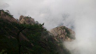 云雾缭绕的壮美山峦