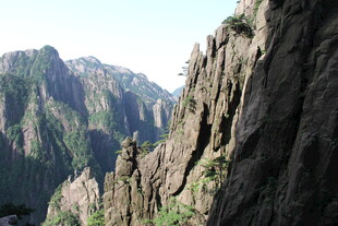 巍峨险峻的壮丽山景