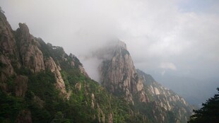 云雾缭绕的壮美山峰