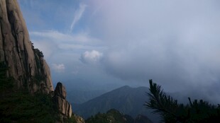 山间云雾缭绕的壮美景色