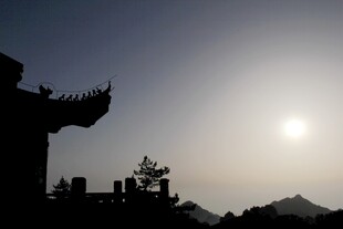 夕阳下的古建筑剪影