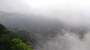 云雾缭绕的山峦美景