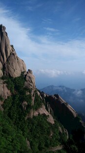 巍峨山峦 绿意点缀