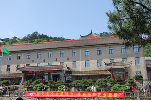 古朴建筑前的热闹场景