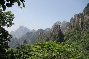 壮美山林间的奇峰景观