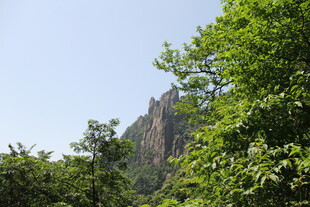 山林间的巍峨峭壁