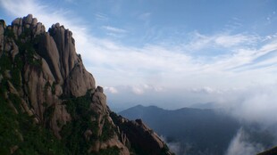 巍峨山峰云海间壮丽景观