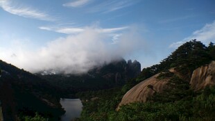 云雾缭绕的壮美山峦景色