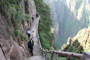 险峻山径上的徒步旅行者