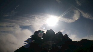 山顶日出云雾缭绕美景