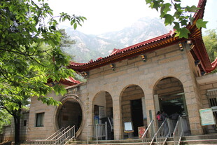 中式古建筑 绿树环绕美景