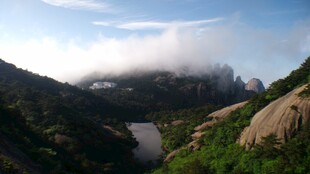 山间云雾缭绕的秀丽风光