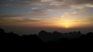 日落时分的壮丽山峦景观