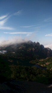 云雾缭绕的山峦美景