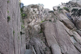 险峻山石间的自然奇观