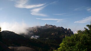 云雾缭绕的山峦美景