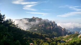 云雾缭绕的壮美山峦景色