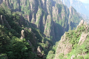 壮丽山景 奇峰绿意盎然