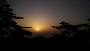 日落山林间美景