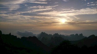 日出时分的山峦美景