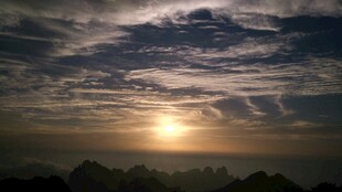 日出时分的壮丽云海景观