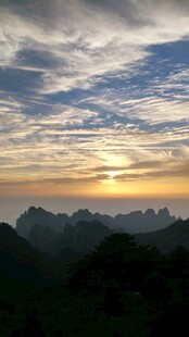 日出时分的山峦美景