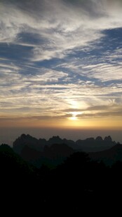 日出时分的壮美云海景观