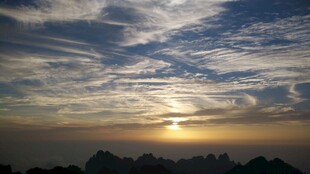 日出时分的壮丽天空景观