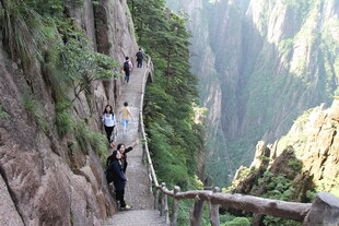 悬崖栈道上的徒步游客