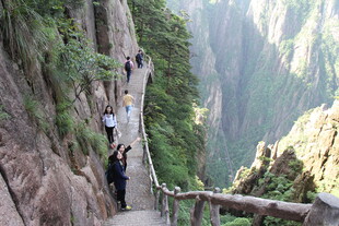 悬崖栈道上的游客风景