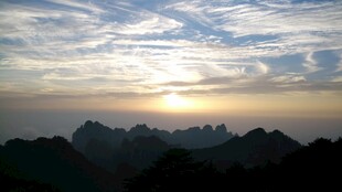 日出时分的壮丽山峦景色