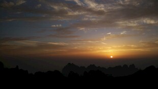 日落时分的壮丽天空景观