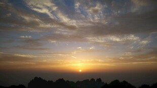 壮丽日落时分的天空美景