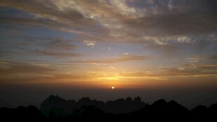 壮丽山间日落美景