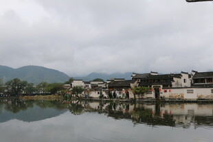 宏村江南水乡静谧村落倒影