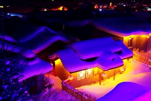 雪夜中的温馨灯火小屋