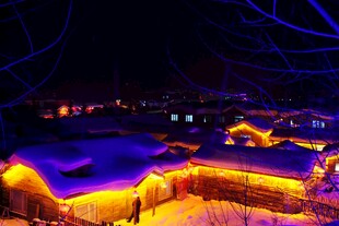 雪乡夜景 梦幻灯火映民宿