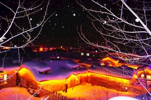 雪夜中的温馨灯火小屋