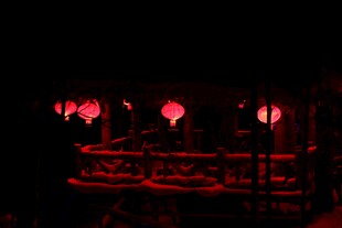红灯笼营造的中式夜景氛围