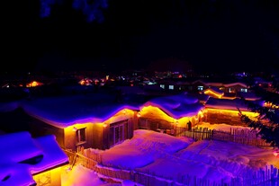 雪夜中灯火璀璨的村落