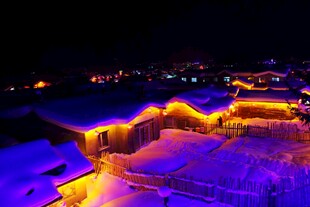 雪夜屋顶灯光梦幻美景
