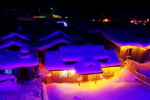 雪夜中的温暖村落