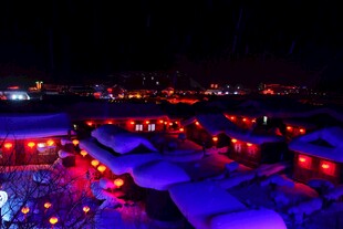 雪夜中的绚烂灯光村落