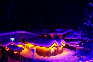 雪夜中的梦幻灯光小屋