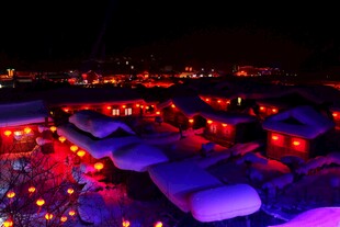 雪乡夜景 灯火映照雪屋顶